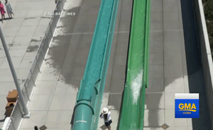 10岁男孩飞出水滑梯，去水上乐园玩家长需警惕