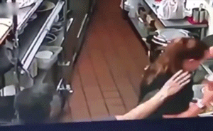 美華裔老人拽拉女服務(wù)生辮子，恐遭遣返