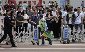 城事｜治理“中國(guó)式過(guò)馬路”，北京王府井斑馬線前裝閘機(jī)