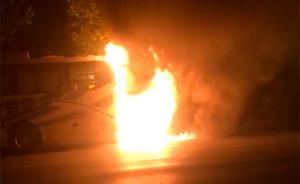 暖聞｜大連一奔馳車追尾客車起火，路過司機(jī)搖醒并救出駕駛員