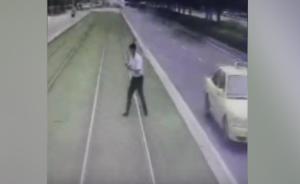 男子看手機橫穿軌道，遭有軌電車撞擊