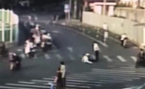 男子騎車帶女友闖紅燈遇阻，動手打輔警被拘留15日