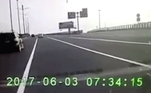 司机高速道下车捡东西，被后车撞飞身亡