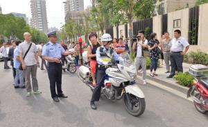 高考前一刻鐘考生堵路上，上海交警十分鐘內接人送到考點