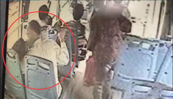 Un vieil homme à Changzhou a été crié dessus par le chauffeur pendant agressé une fille dans un bus et la police est intervenue_Politique du delta du fleuve Yangtze_The Paper  