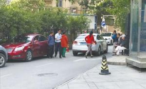 濟(jì)南樂(lè)山小區(qū)部分居民圈地收停車費(fèi)，排隊(duì)攬客日賺百元