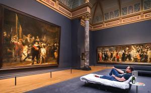 這位參觀者可以在展廳吃飯睡覺，并與倫勃朗《夜巡》共度良宵