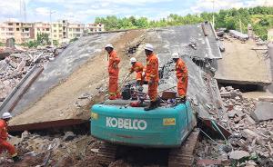 4层楼房拆迁时坍塌，挖掘机司机被埋