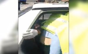 男子騎車晃動，交警強(qiáng)行酒測遭圍觀指責(zé)