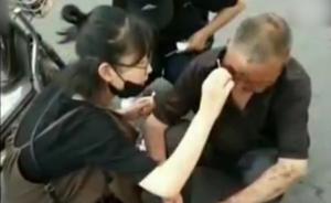 老人騎電動車摔傷，路人紛紛伸援手