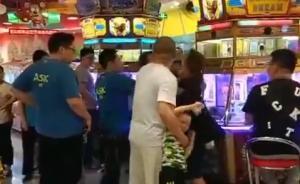 游戏厅内一女子连连挥拳猛击另一女子，事件原因警方仍在查