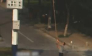 多次违停被拍，车主用红漆抹“瞎”监控