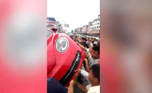 路人横穿马路遭车主殴打，群众掀翻车