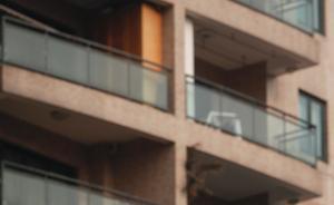 北京一租客打掃陽(yáng)臺(tái)時(shí)墜亡，房東未告知隱性缺陷判賠12萬(wàn)元