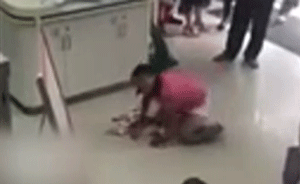 女子取12万撒银行：烧掉也不留给老公