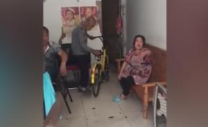 占為己有：成都一老人將小黃車搬回家