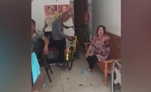 占為己有：成都一老人將小黃車搬回家