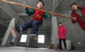 鄉(xiāng)土｜父親直播6歲娃走鋼絲喝啤酒引質(zhì)疑，回應(yīng)：我不是狼爸