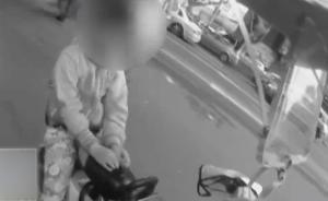 女子载8岁儿闯红灯拒罚,丢下儿子就走