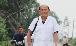 江蘇高郵一鄉(xiāng)醫(yī)去世前接連5天掛水出診，眾多鄉(xiāng)親叩頭送行