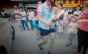 男童被妈妈撇下后遭碾压，路人抬车救人