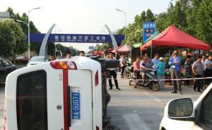 占道西瓜攤販抗法，城管執(zhí)法車被掀翻