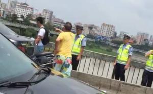 当着警察面，无牌皇冠车主殴打骑车学生