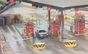 超載貨車剎車失靈沖撞收費(fèi)站,司機(jī)身亡