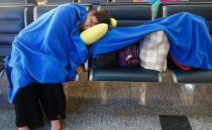 中國(guó)駐俄大使館協(xié)助383名游客回國(guó)，因包機(jī)故障滯留近兩日