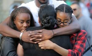 直播录像丨伦敦高楼火灾死伤人数上升，民众现场献花悼念