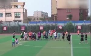 爸爸们，球场打架时考虑过孩子吗