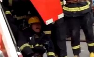 妻子丧生工厂大火,消防员现场痛哭