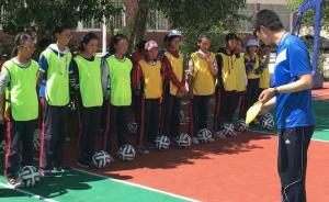 上海教练带藏族女生上演“踢球吧老师”