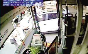 鄭州一公交司機“脫崗”3分鐘扶盲人過街，滿車乘客報以掌聲