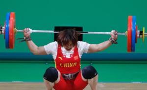 向艷梅為中國舉重再添一金，因太依賴媽媽才被送去練舉重