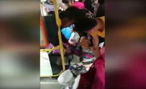 女子公交车上发病晕倒,一车乘客救助
