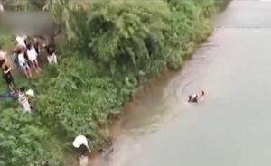 老人落河，快递小哥路过跳水救人