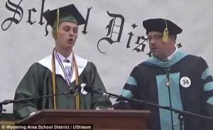 美高中畢業(yè)生演講批評校方管控被掐麥，校方稱為保護其他學生