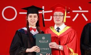 南農(nóng)大女生畢業(yè)典禮上成功偷“親”校長(zhǎng)：“我們都喜歡他！”