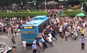 七旬老人被卷入公交车底，众人抬车施救