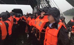 杭州民警没通知家里就去抗洪，警嫂在朋友圈里吐槽老公不回家