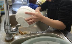 女性家务劳动时间是男性两倍，无薪照料影响女性就业和收入