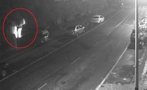 成都笨賊掩耳盜鈴?fù)到鸬辏号癫甲鰢鷵跚懈罹砗熼T，被白光暴露