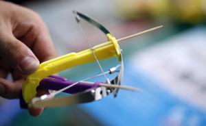 烏魯木齊一男孩眼睛被“牙簽弩”射傷，賣家被警方拘留10日