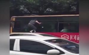 超车起争执，女司机爬车窗掌掴公交司机