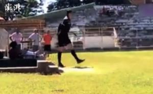 裁判被球员围攻怎么办,掏枪!