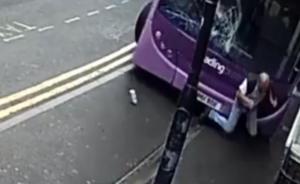 淡定哥：英男子被大巴撞飞起身进酒吧