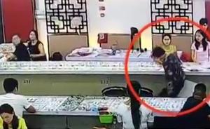 游客摔碎标价30万玉镯:监控视频曝光