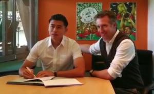 身披19号，张玉宁德甲亮相秀身材