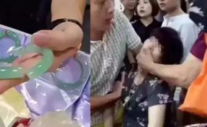 摔断玉镯晕倒女游客被指关手机玩消失，被拍到乘游船逛木店